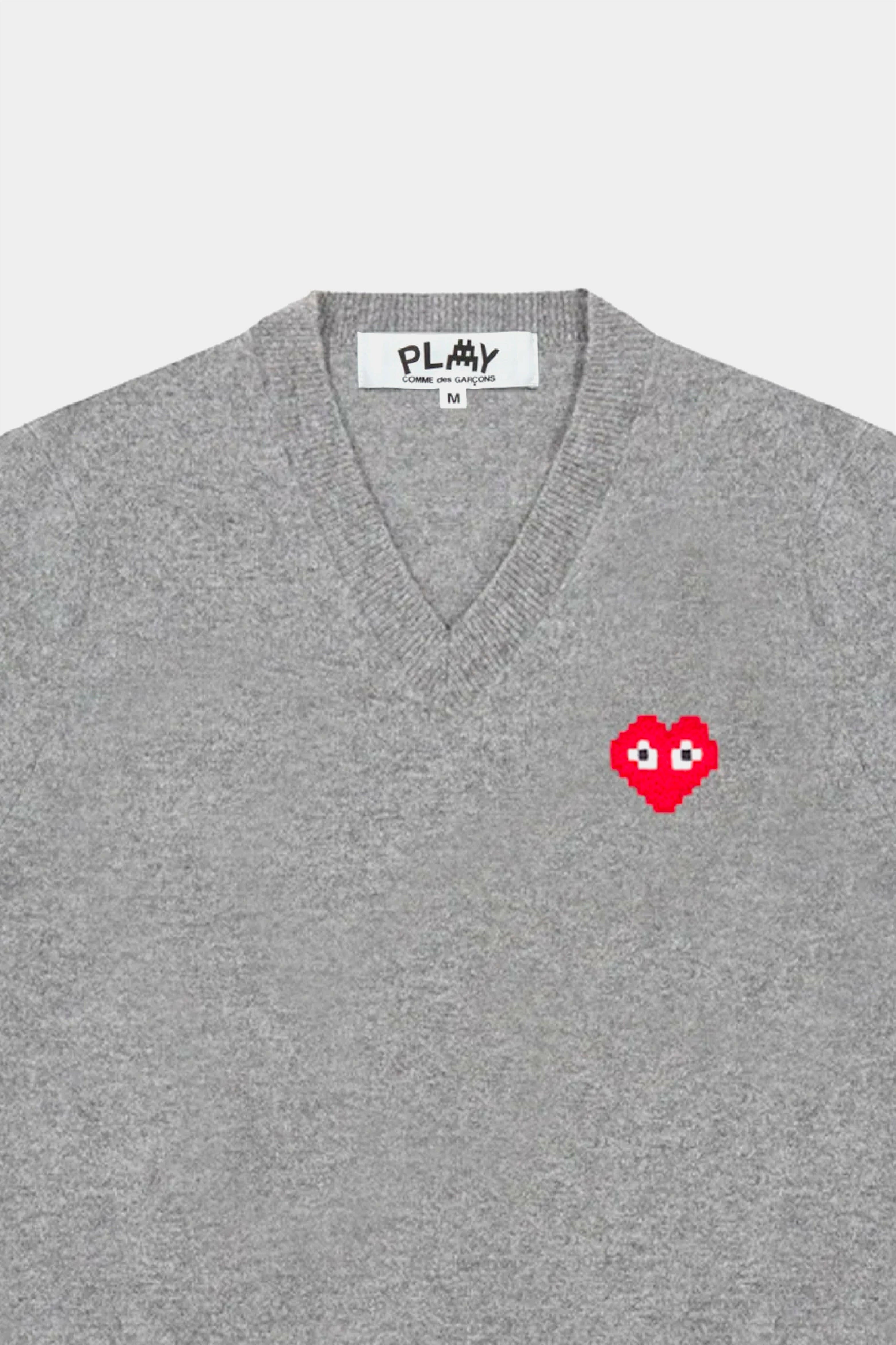 Selectshop FRAME - COMME DES GARCONS PLAY Comme des Garçons x Invader V Neck Sweats-Knits متجر مفهوم البلوزات x متجر إنفادر دبي