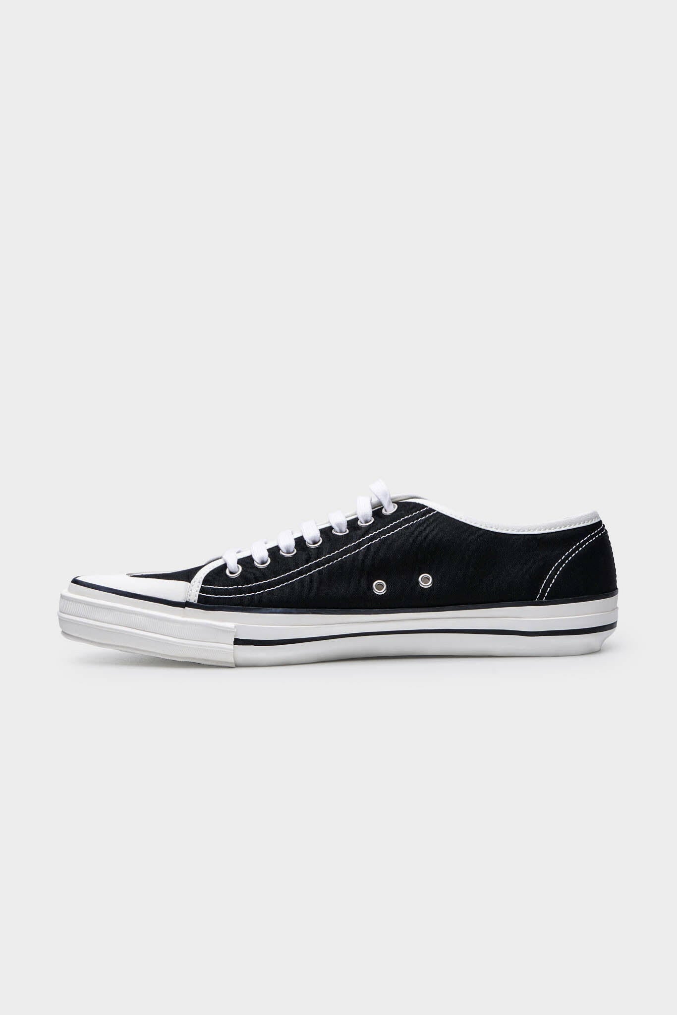 Selectshop FRAME - COMME DES GARÇONS COMME DES GARÇONS Black Pointed Low-Top Sneakers Footwear Dubai