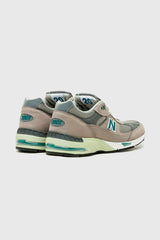 Selectshop FRAME - NEW BALANCE 991 Made in England "Green And Grey" Footwear Concept Store Dubai