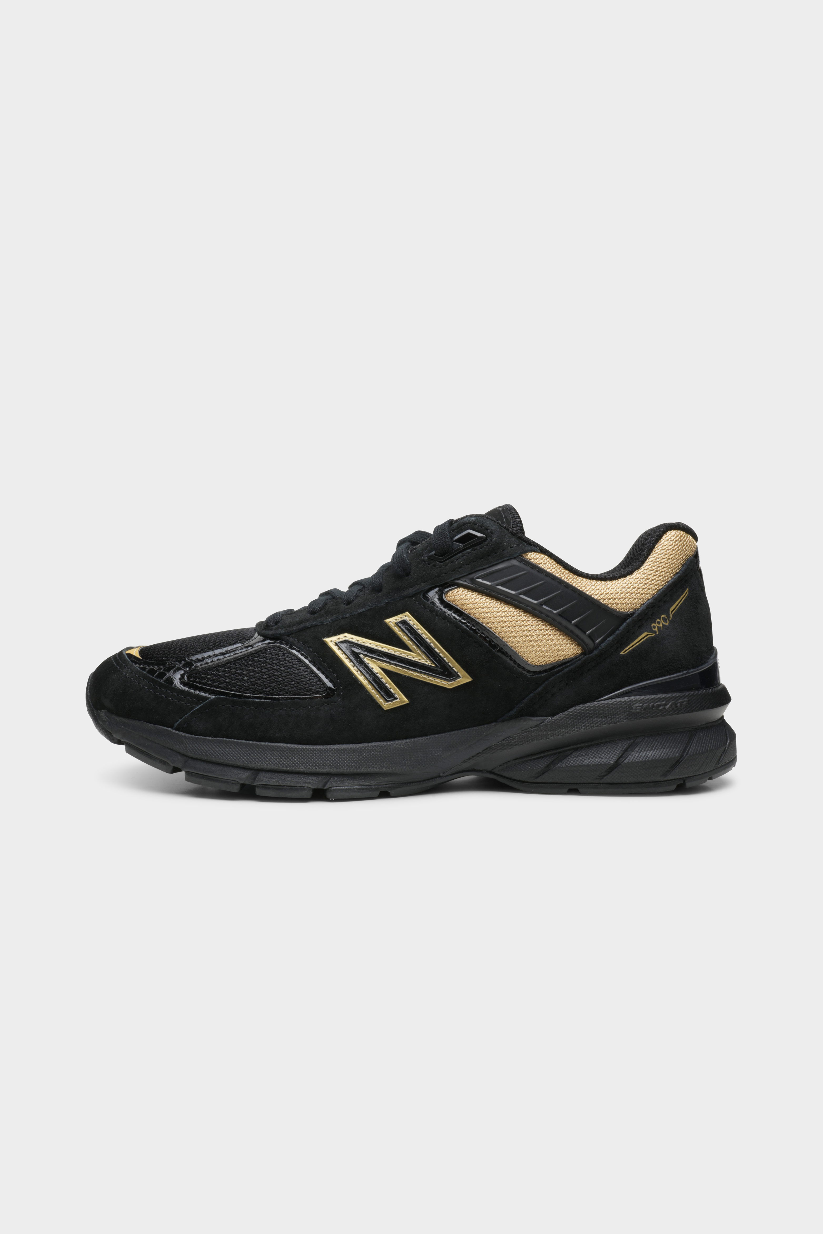 Selectshop FRAME - NEW BALANCE M990BH5 "Made in USA 블랙 골드" 풋웨어 컨셉 스토어 두바이