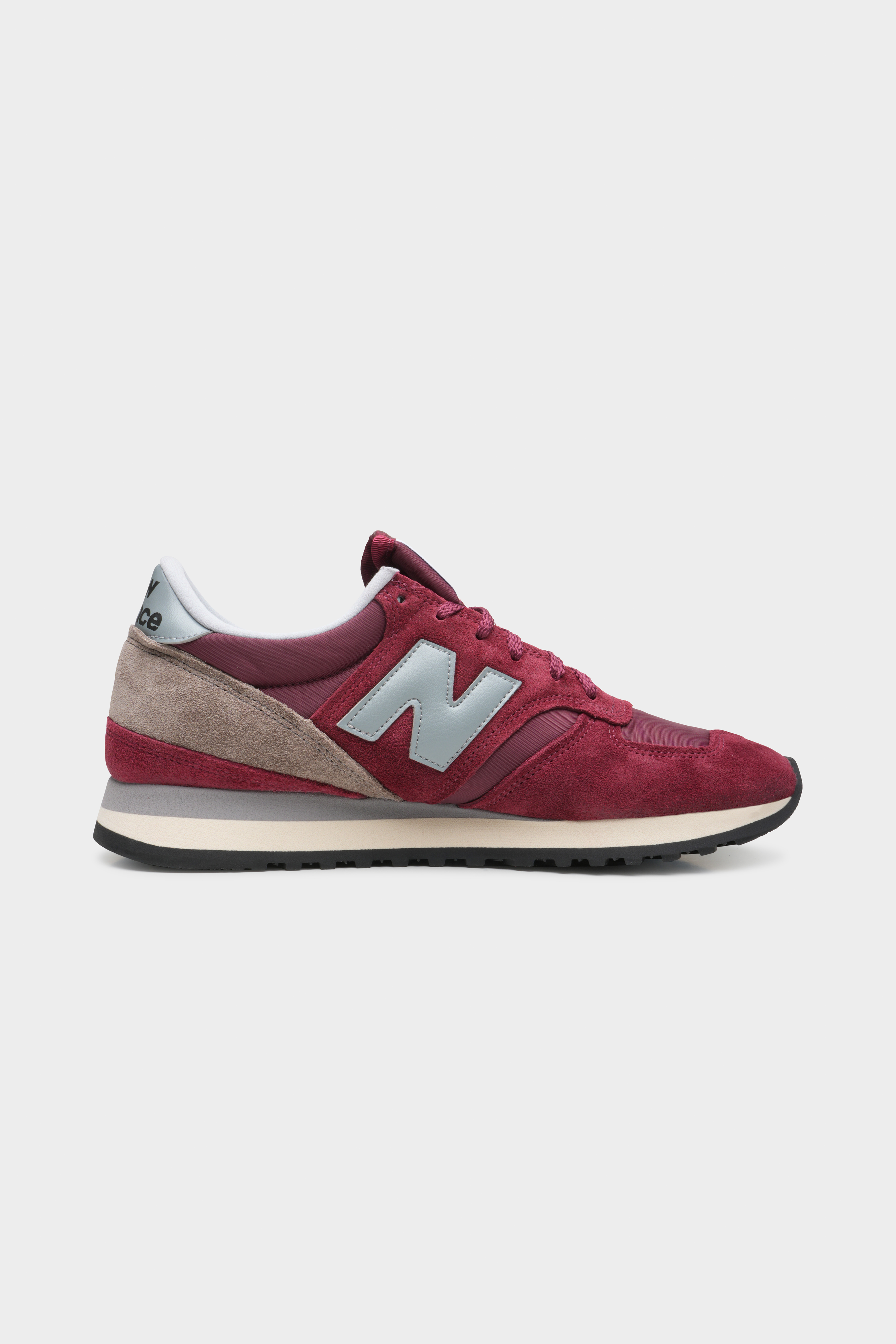 Selectshop FRAME - NEW BALANCE M730UKF "메이드 인 영국 40주년" 풋웨어 컨셉 스토어 두바이