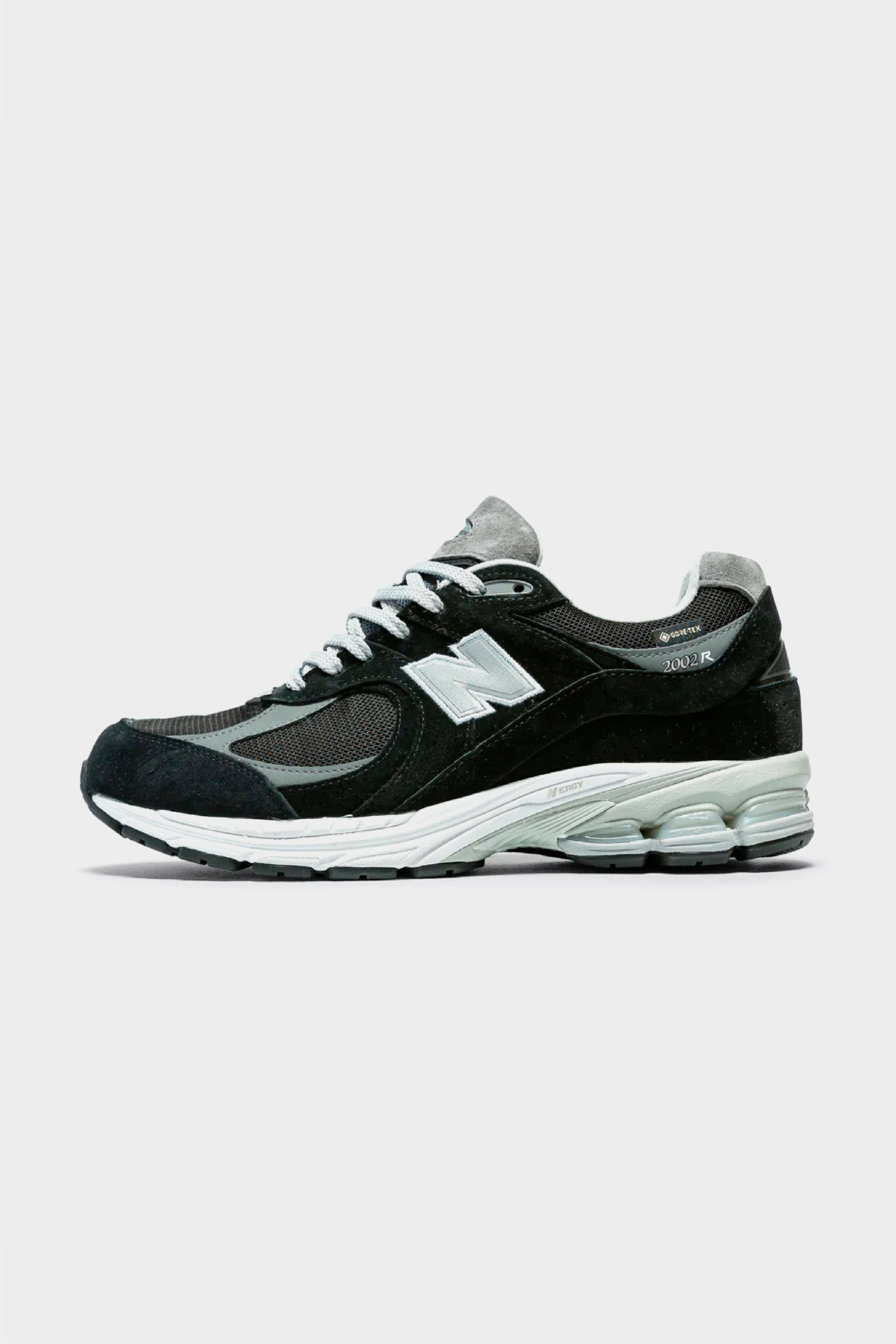 Selectshop FRAME - NEW BALANCE 2002R "고어텍스 블랙 캐슬록" 신발 컨셉 스토어 두바이